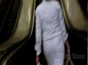 На эскалаторе в метро без трусиков под платьем